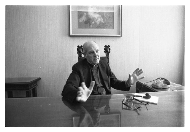 L'arcivescovo Paul Marcinkus, presidente dello Ior, nel suo studio