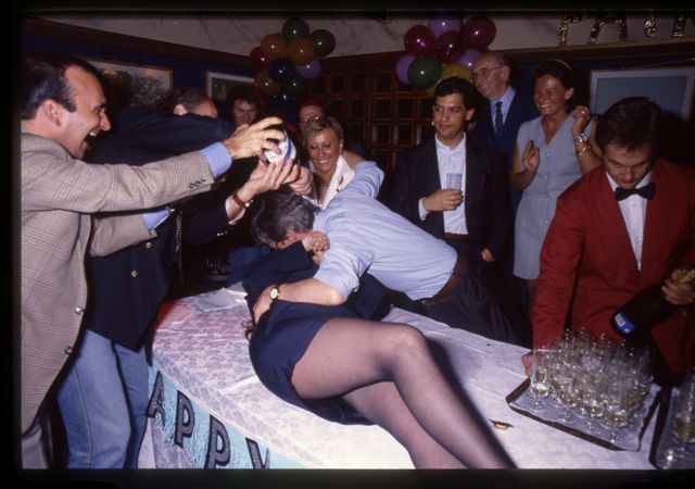 Altra foto-spartiacque: parlamentari festeggiano al Gilda nel 1994 il compleanno di una ragazza