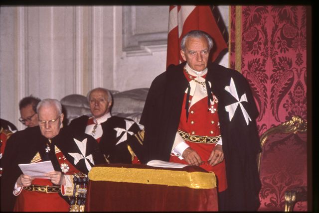 Fra' Andrew Bertie dopo l'elezione a Gran Maestro del Sovrano Militare Ordine di Malta