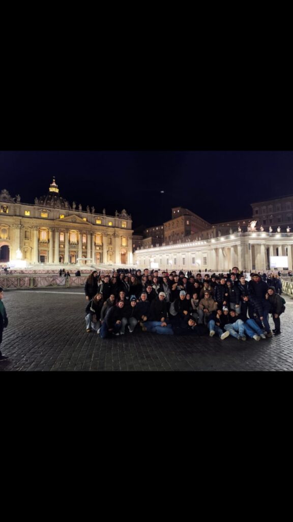 Giovani di Sant'Ippolito al termine dell'incontro con il Papa sabato 10 gennaio